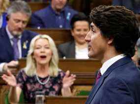 Le premier ministre Justin Trudeau prend la parole lors de la période des questions à la Chambre des communes le 27 avril 2022. Les séances de minuit ouvrent encore quelques heures dans une journée donnée pour que les projets de loi soient adoptés par le Parlement.