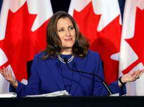 La ministre des Finances, Chrystia Freeland, tient une conférence de presse avant de présenter le budget 2022-23 à Ottawa, le 7 avril 2022.