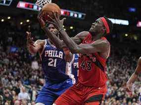 7 avril 2022 ;  Toronto, Ontario, CAN ;  L'attaquant des Raptors de Toronto Pascal Siakam (43 ans) contrôle le ballon contre le centre des 76ers de Philadelphie Joel Embiid (21 ans) au cours de la seconde mi-temps à la Scotiabank Arena.