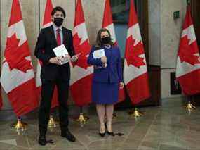 Le premier ministre Justin Trudeau et la ministre des Finances Chrystia Freeland tiennent des copies du budget fédéral.