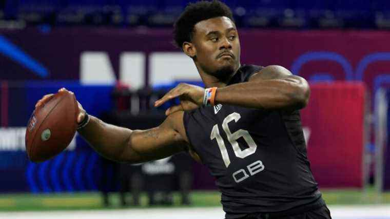 Les quarts-arrière et Nakobe Dean tombent dans le repêchage de la NFL.  Aussi: Draft Matt Araiza, vous lâches!