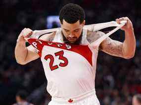 Fred VanVleet des Raptors déchire son maillot.