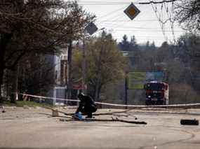 Un membre d'une équipe de déminage enquête sur une zone où des mines russes ont été découvertes à Kharkiv, en Ukraine, le 11 avril 2022.