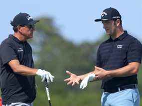 Phil Mickelson des États-Unis, à gauche, s'entretient avec Jon Rahm d'Espagne lors d'un tour d'entraînement avant le championnat PGA 2021 au Kiawah Island Resort's Ocean Course le 17 mai 2021 à Kiawah Island, Caroline du Sud.