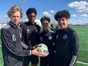 Sebastian, Alex Yesufu, Tommie Macleod et Kalen Franklin avec le club de soccer pour jeunes Nitros de North Toronto s'entraînent sur le terrain du parc Downsview.  Ils croisent les doigts Toronto est sélectionné comme hôte de la Coupe du monde 2026.