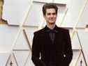 Andrew Garfield pose sur le tapis rouge lors des arrivées des Oscars à la 94e cérémonie des Oscars à Hollywood, Los Angeles, Californie, le 27 mars 2022. 