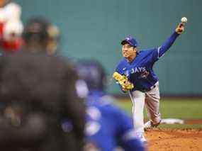 Le lanceur partant des Blue Jays Yusei Kikuchi livre lors de la première manche contre les Red Sox au Fenway Park de Boston le mardi 19 avril 2022.