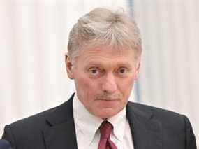 Le porte-parole du Kremlin, Dmitri Peskov, assiste à une conférence de presse conjointe du président russe Vladimir Poutine et du président biélorusse Alexandre Loukachenko à Moscou, en Russie, le 18 février 2022.