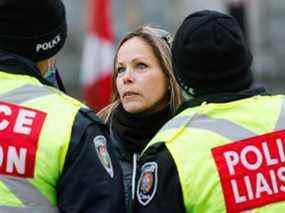 Tamara Lich s'entretient avec des agents de liaison de la police avant son arrestation.