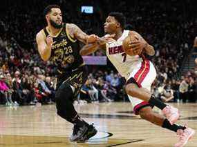 Le gardien des Miami Heat Kyle Lowry se dirige vers le filet contre l'ancien coéquipier des Raptors Fred VanVleet dimanche soir.  USA AUJOURD'HUI Sports