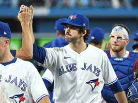 Le lanceur de relève des Jays Jordan Romano célèbre avec ses coéquipiers après une victoire contre les Rangers du Texas hier.  Les Jays affrontent les Rangers dimanche à 13h37 USA TODAY Sports