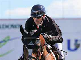 Le Canadien Eric Lamaze chevauche Coco Bongo dans l'AKITA Drilling Cup lors de la compétition de saut d'obstacles Spruce Meadows Masters à Calgary, le mercredi 4 septembre 2019.