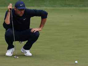 Scottie Scheffler regarde son birdie putt sur le 16e vert lors du deuxième tour au Masters.