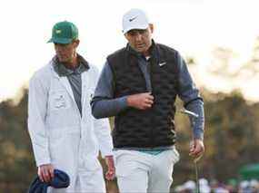 Scottie Scheffler et le caddie Ted Scott quittent le 18e green après avoir terminé leur tour lors du troisième tour du Masters au Augusta National Golf Club samedi.