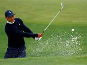 Tiger Woods s'échauffe sur le champ de tir lors d'une ronde d'entraînement avant le Masters au Augusta National Golf Club mardi.