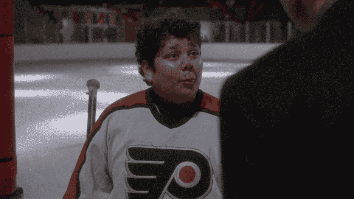 Maintenant sobre depuis deux ans, le vétérinaire des Mighty Ducks, Shaun Weiss, célèbre son premier rôle au cinéma depuis qu'il est en bonne santé
