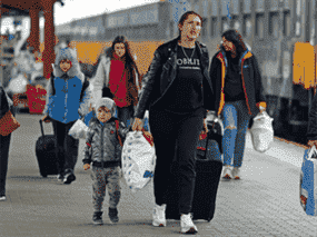 Des réfugiés ukrainiens arrivent dans une gare de Przemysl, en Pologne, après avoir fui l'invasion russe de l'Ukraine, le 1er avril 2022.