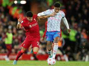 Football football - Premier League - Liverpool v Manchester United - Anfield, Liverpool, Grande-Bretagne - 19 avril 2022. Marcus Rashford de Manchester United en action avec Luis Diaz de Liverpool.