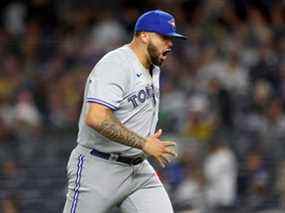 Le lanceur partant des Blue Jays Alek Manoah célèbre après le dernier hors de la sixième manche contre les Yankees au Yankee Stadium le lundi 11 avril 2022 à New York.