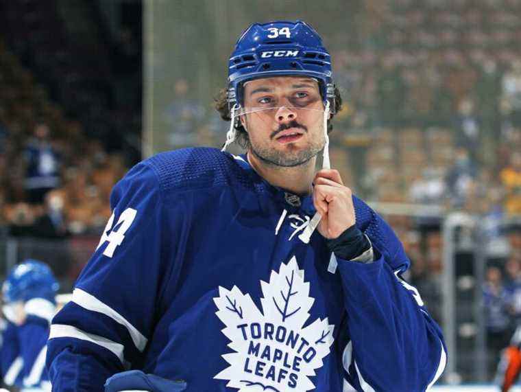 Matthews des Leafs tire pour les Stars pendant que Spezza est assis