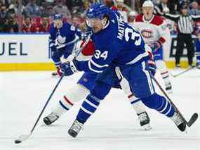 L'attaquant des Maple Leafs Auston Matthews (34 ans) marque son deuxième but de la première période face aux Canadiens sur ce tir au Scotiabank Arena de Toronto, le samedi 9 avril 2022.