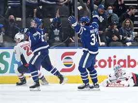 Michael Bunting des Maple Leafs célèbre avec son coéquipier Auston Matthews après avoir marqué contre le gardien des Capitals de Washington Ilya Samsonov en première période au Scotiabank Arena le jeudi 14 avril 2022.