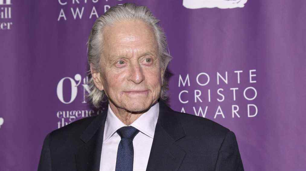 Michael Douglas dit que Debra Winger l'a mordu, alors il a refusé de travailler avec elle
	
	
