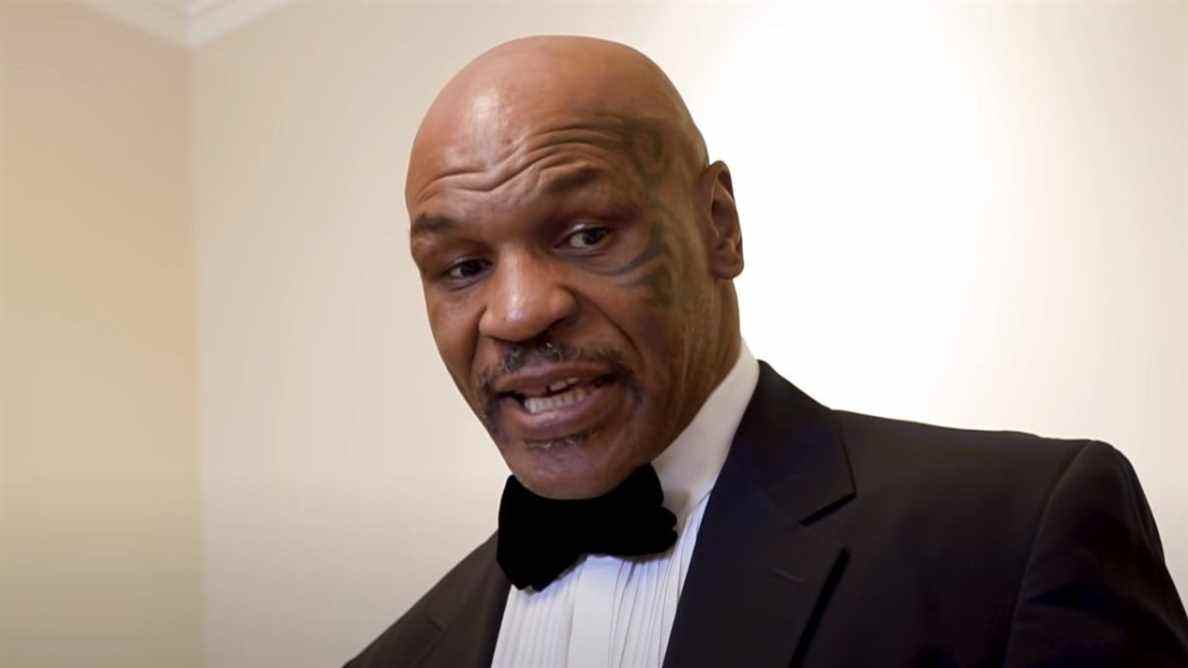 Mike Tyson aurait frappé quelqu'un dans un avion après que le gars n'arrête pas de le déranger
