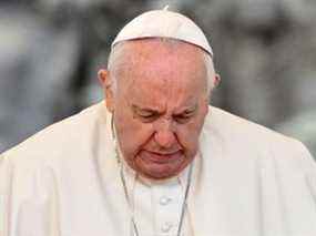 Le pape François grimace en se levant le 20 avril 2022 lors de l'audience générale hebdomadaire sur la place Saint-Pierre au Vatican.  (Photo par Alberto PIZZOLI / AFP) (Photo par ALBERTO PIZZOLI/AFP via Getty Images)