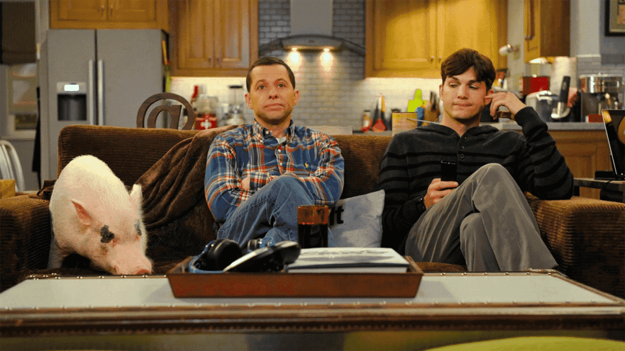 Jon Cryer et Ashton Kutcher dans Deux hommes et demi