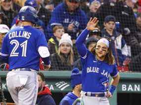 Zack Collins des Blue Jays revient à la pirogue après avoir frappé un coup de circuit en solo lors de la deuxième manche contre les Red Sox au Fenway Park de Boston, le mardi 19 avril 2022.