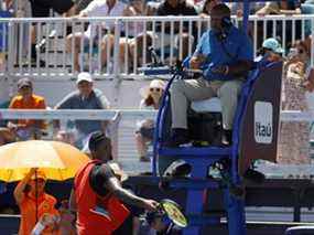 Nick Kyrgios se dispute avec l'arbitre de chaise Carlos Bernardes après s'être vu infliger un point de pénalité lors du premier set décisif contre Jannik Sinner (non représenté) lors d'un match en simple masculin au quatrième tour de l'Open de Miami au Hard Rock Stadium, le 29 mars 2022.