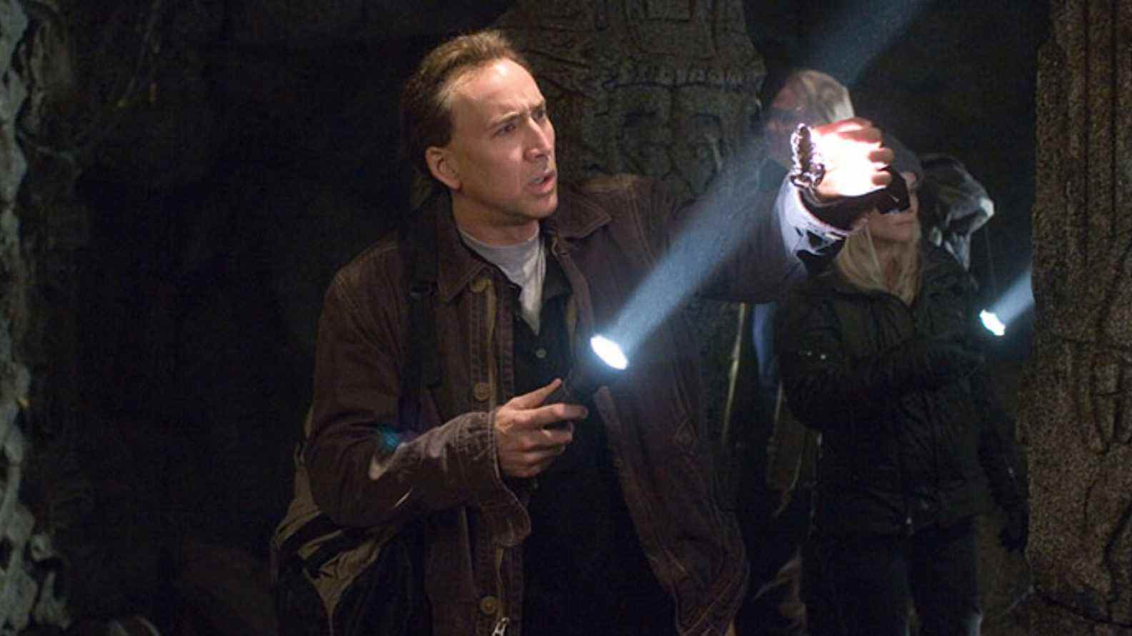 Nicolas Cage dit qu'il n'a pas acheté de Batcave, mais qu'il a vérifié certains biens immobiliers dans la grotte
