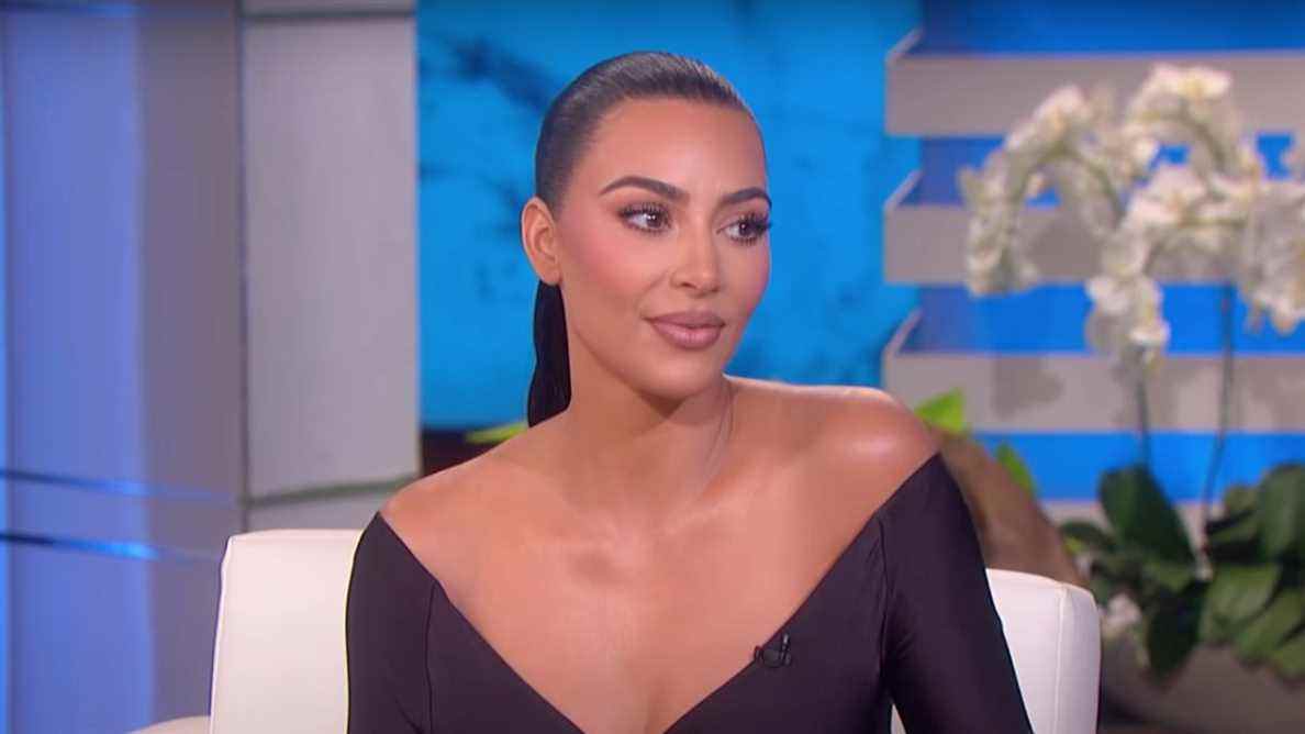 North est de retour à la traîne de maman Kim Kardashian pendant le week-end de Pâques, cette fois sur les légumes
