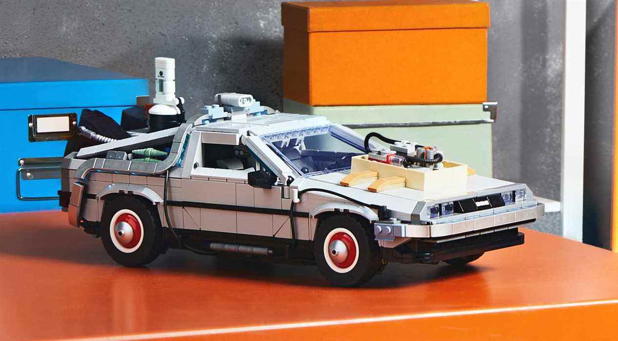 Nous construisons la machine à remonter le temps LEGO Retour vers le futur DeLorean
