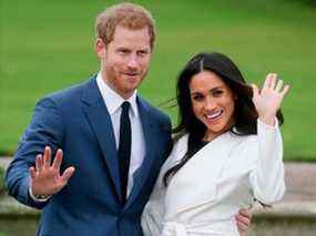 En ce 27 novembre 2017, la photo d'archives du prince Harry et de Meghan Markle pose pour une photo dans le Sunken Garden du palais de Kensington, dans l'ouest de Londres.