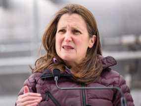 La vice-première ministre Chrystia Freeland prend la parole lors d'un événement médiatique à Calgary le 14 avril 2022.