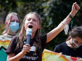 La militante pour le climat Greta Thunberg s'exprime alors qu'elle se joint aux étudiants qui organisent une grève pour le climat Fridays for Future tandis que les ministres de l'environnement se réunissent avant la réunion COP26 de Glasgow à Milan, Italie, le 1er octobre 2021.