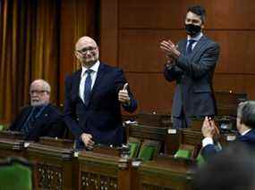 Sur cette photo de 2020, le ministre de la Justice David Lametti lève le pouce en se levant pour voter en faveur d'une motion sur le projet de loi C-7, la loi qui, en 2023, fera du Canada l'un des rares pays au monde à avoir légalisé l'euthanasie pour les patients dont la seule affection sous-jacente est un trouble psychiatrique non terminal.