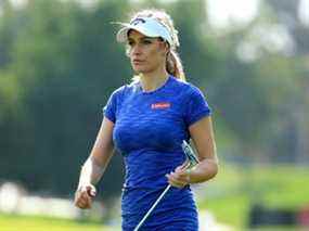 Paige Spiranac des États-Unis en action lors du pro-am en avant-première de l'Omega Dubai Ladies Masters 2015 sur le parcours Majlis de l'Emirates Golf Club le 8 décembre 2015 à Dubaï, aux Émirats arabes unis.