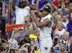 David McCormack # 33 des Kansas Jayhawks coupe le filet après avoir battu les North Carolina Tar Heels 72-69 lors du championnat national du tournoi de basket-ball masculin NCAA 2022 au Caesars Superdome le 04 avril 2022 à la Nouvelle-Orléans, en Louisiane.  Il y avait beaucoup de paris légaux en Ontario sur le match.