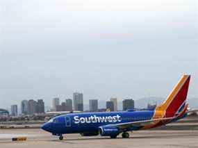 Un avion de la compagnie aérienne Southwest est vu sur le tarmac de l'aéroport international de Phoenix Sky Harbor le 19 septembre 2016 à Phoenix, en Arizona.  (Le crédit photo doit se lire DANIEL SLIM/AFP via Getty Images)