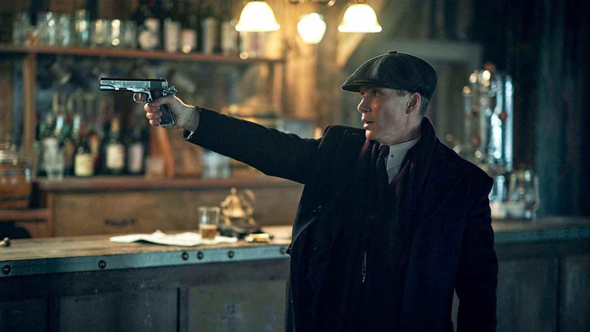 Tommy Shelby tenant une arme à feu dans Peaky Blinders saison 6, épisode 1