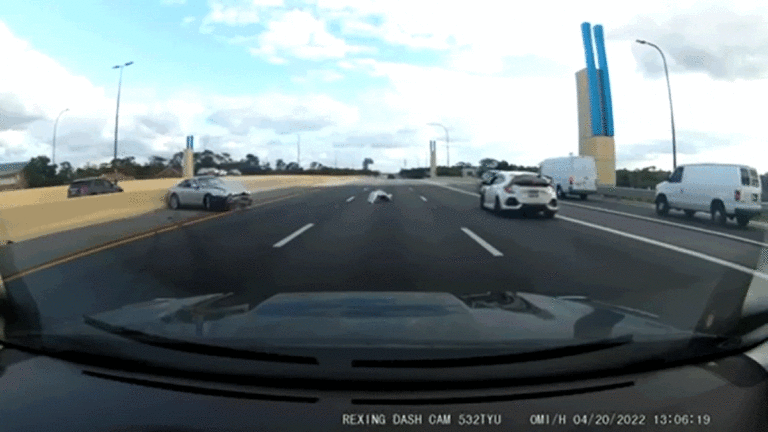 Porsche 911 s’écrase dans la médiane de l’autoroute lors d’une prétendue course de rue