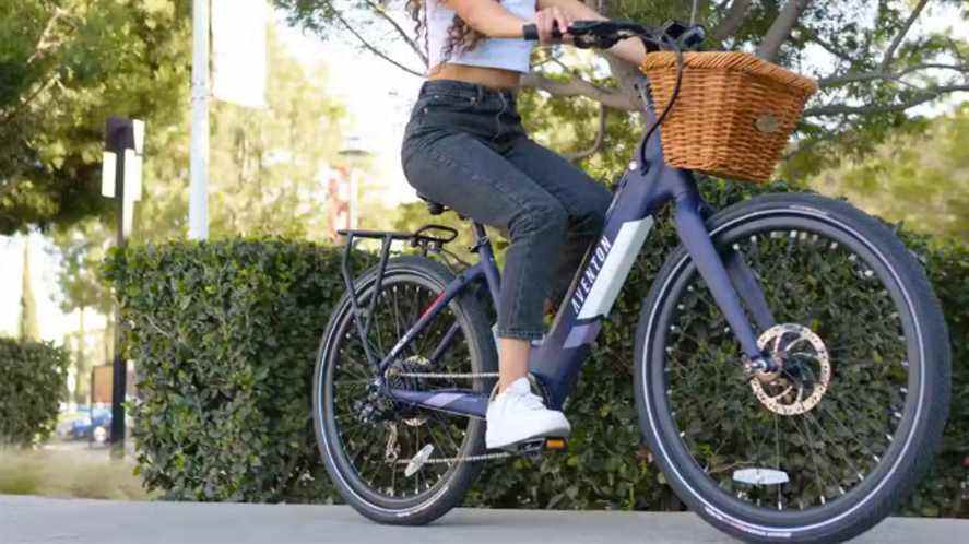 Femme faisant du vélo électrique Aventon Pace 350