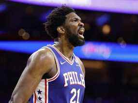 Joel Embiid # 21 des Philadelphia 76ers réagit après avoir marqué au deuxième quart contre les Raptors de Toronto lors du match 1 du match éliminatoire de la Conférence de l'Est à Philadelphie samedi.