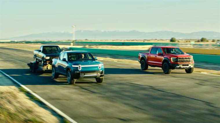 Regardez un Rivian R1T remorquer un camion Drag Race un Ford F-150 Raptor