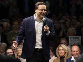 Le candidat à la direction du Parti conservateur, Pierre Poilievre, s'adresse à une foule de partisans au River Cree Resort and Casino, sur la nation Enoch Cree, juste à l'ouest d'Edmonton, le 14 avril 2022.