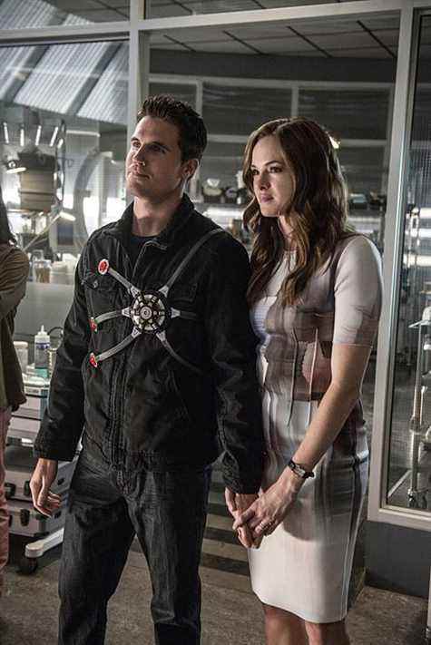 robbie amell dans le flash, main dans la main avec danielle panabaker