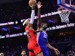 20 mars 2022 ;  Philadelphie, Pennsylvanie, États-Unis ;  Le garde des Raptors de Toronto, Gary Trent Jr (33 ans), tire sur le centre des 76ers de Philadelphie Joel Embiid (21 ans) au premier quart au Wells Fargo Center.